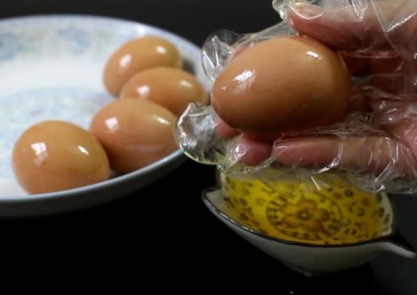 夏天鸡蛋容易坏？教你一招，不用放冰箱，保存半年都不会坏