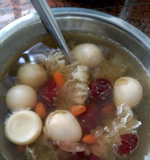 鹌鹑蛋果疏糖水怎么做？有哪些健康益处？