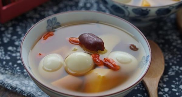 银耳鹌鹑蛋红枣糖水怎么做？有哪些健康益处？