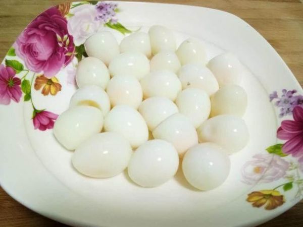 香喷喷的鹌鹑蛋惹人垂涎,每次做完都不够吃,一个人能吃一大盘