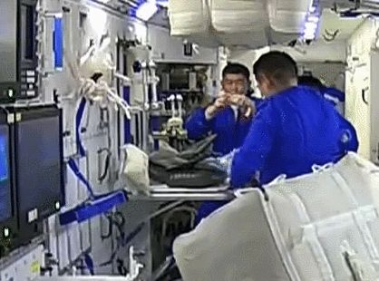 航天员上演“太空吃播”：菜品120多样 营养均衡