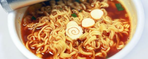 增肌期泡面解馋技巧 高热量食物营养搭配 增肌饮食灵活方案