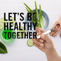 在天然護(hù)膚成分（包括蘆薈、黃瓜片、綠色凝膠和喜馬拉雅鹽）的背景上手寫著“讓我們一起健康”，代表草本皮膚療法。