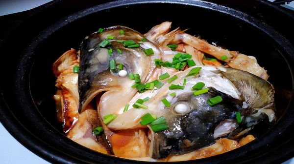 祖传砂锅鱼头炖豆腐的做法，鱼肉鲜嫩豆腐也很入味，收藏了