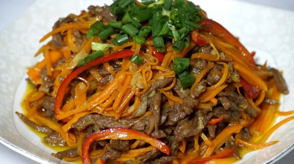 胡萝卜炒牛肉，软嫩好吃，营养丰富，小朋友都爱吃的家常菜