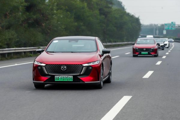 賽車手試駕馬自達EZ-6，零燃智駕，暢享無憂之旅