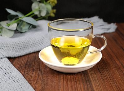 橄欖油以其高含量的單不飽和脂肪酸和多酚類物質(zhì)著稱，這些成分不僅有助于降低心血管疾病風(fēng)險，還能發(fā)揮抗炎作用