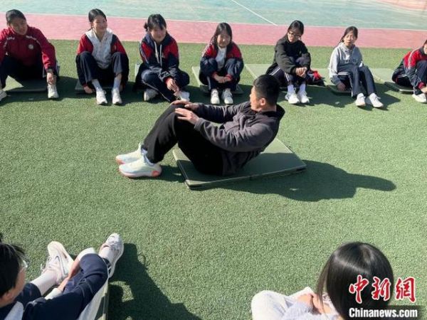 临清市体育教师对学生进行仰卧起坐规范化动作示范。刘方 摄
