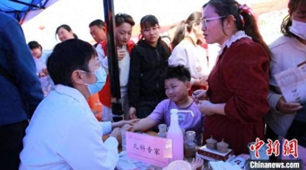近日，郓城县中医医院携手中医专家举办了中医义诊活动，现场为民众答疑解惑。张辉 摄