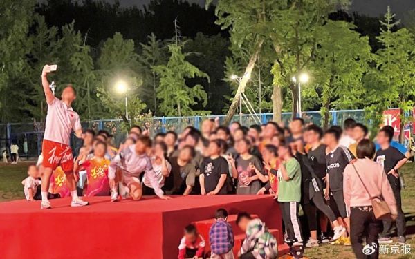 每次线下训练结束，宋智全都和营员们自拍打卡留念。新京报记者 罗艳 摄