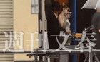 明日花绮罗被周鹤年背后环抱！日媒爆亲密照…路人目击不放手