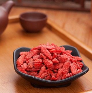 枸杞子的作用与功效,健脾黄芪党参枸杞酒