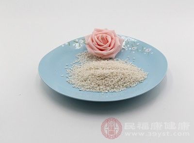 放入红枣、莲子、粳米一起煮成粥