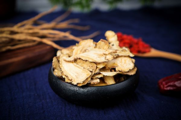 用黃芪當(dāng)歸紅棗枸杞茶調(diào)養(yǎng)健康的生活方式
