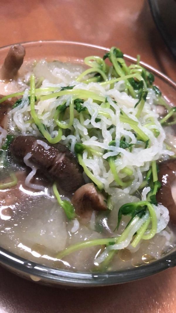 （纯素食［汤粉]）香菇、冬瓜、豆苗、霸王花米粉的做法