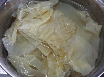 step2: 腐竹用水浸一會至軟，備用。