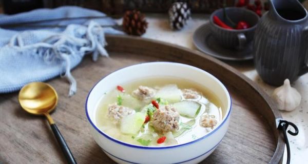 冬瓜汤中的美味肉丸子（健康营养的家常汤菜）