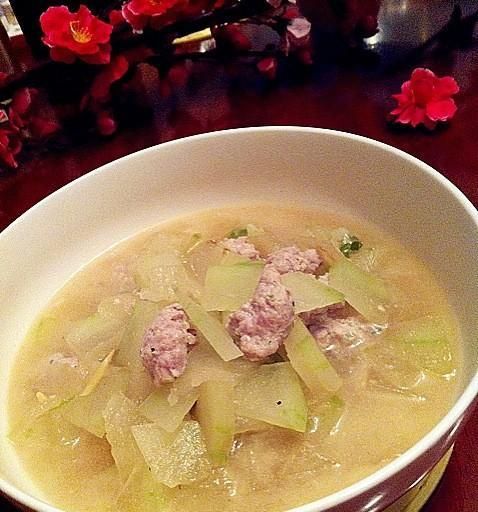 冬瓜汤中的美味肉丸子（健康营养的家常汤菜）