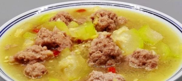 冬瓜汤中的美味肉丸子（健康营养的家常汤菜）