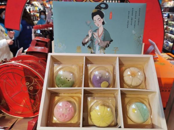 菓然匠子“娇花照水”礼盒。新京报记者 郭铁/摄