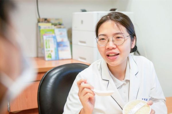 周家琳營養師表示，若想製作好消化及易咀嚼的湯圓，建議將湯圓中糯米粉的成分用其他食材取代，例如地瓜泥、紫薯泥或芋頭泥等，則會大幅降低湯圓的黏性，提升食用上的安全。（台北慈濟醫院提供）