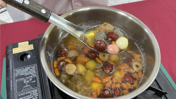 冬至將於21日到來，衛福部新營醫院今（18）日舉辦冬至養生活動，準備熱騰騰的五行湯圓給民眾。（張毓翎攝）