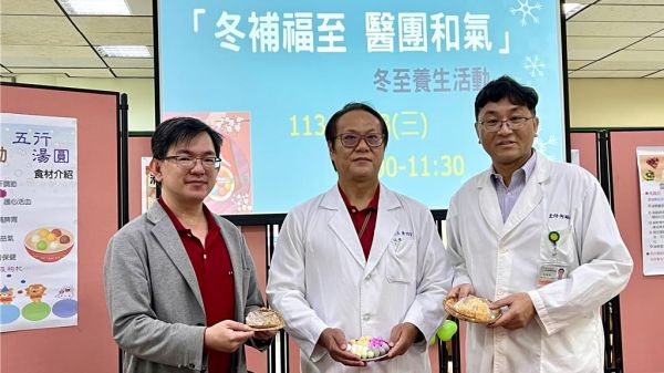 新營醫院院長陳明智（中）補充，最近寒流一波波來，很容易感冒，請民眾一定要注意自身健康。（張毓翎攝）