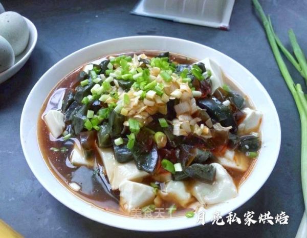 简单快手又开胃的松花蛋拌嫩豆腐的做法