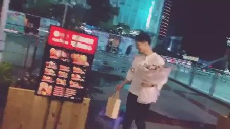异地恋男友悄悄来到了女生的城市，给她准备了惊喜，让人很感动！