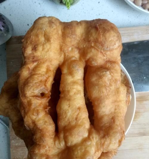 學(xué)會制作山西炸油餅，讓你的早餐更加美味（傳統(tǒng)早餐美食的制作教程）