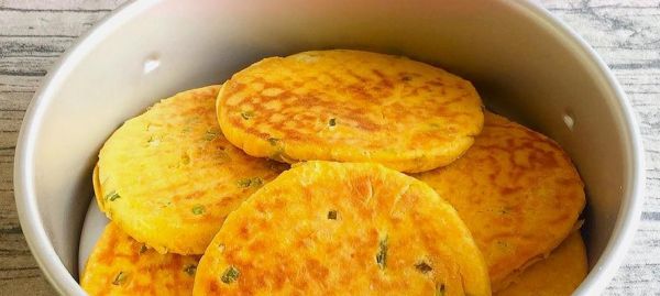 玉米面菜饼的制作方法（用玉米面打造美味健康的素食主食）