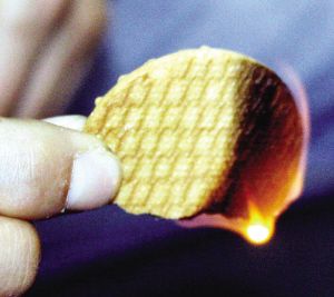 网传“饼干含油量达24%，一点就着”专家：不奇怪