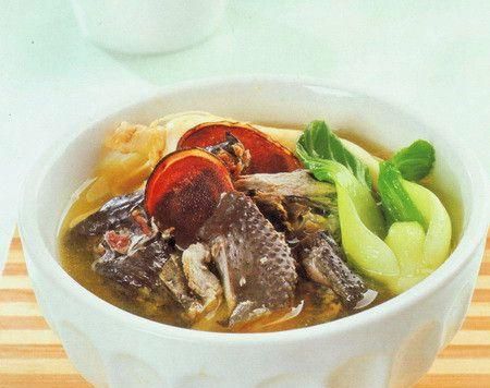 炖乌鸡野山笋的美味汤（以传统方法烹调出的健康美食）