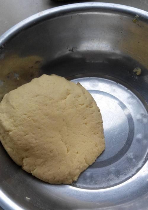 玉米面蔥油卷的制作方法（香氣四溢，外酥里嫩的美味佳肴）