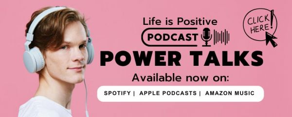 一位戴着耳机的年轻人看着镜头，站在“Life is Positive Podcast: Power Talks”的文字广告旁。横幅上强调了该节目可在 Spotify、Apple Podcasts 和 Amazon Music 上收听。“点击此处”图标邀请听众加入收听的人群。