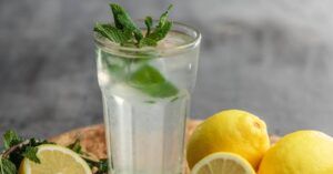 vaso de agua con limón
