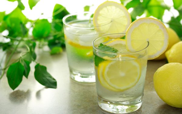 beneficios del agua con limon