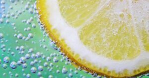 Un limón metido en agua