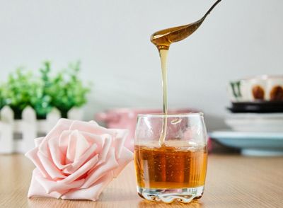 蜂蜜中的葡萄糖和果糖能夠迅速被人體吸收，轉(zhuǎn)化為能量，這對(duì)于緩解一天的疲勞、提升精神狀態(tài)大有裨益