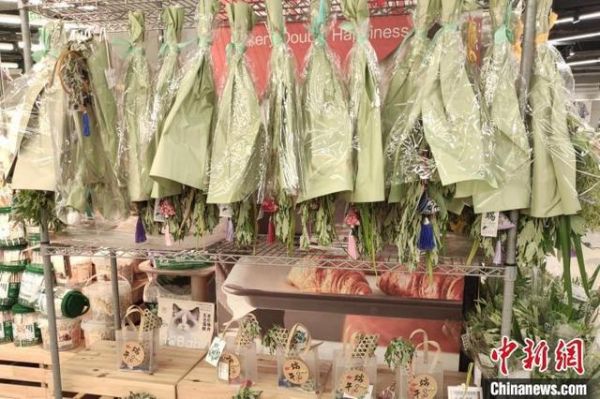 资料图：图为商超内销售的艾草花束。马钰 摄