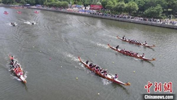资料图：图为龙舟比赛现场。(无人机照片)曹建雄 摄