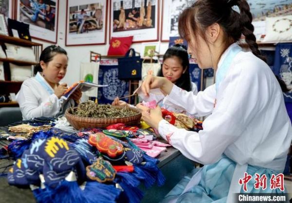 资料图：制作艾草香囊。 张畅 摄