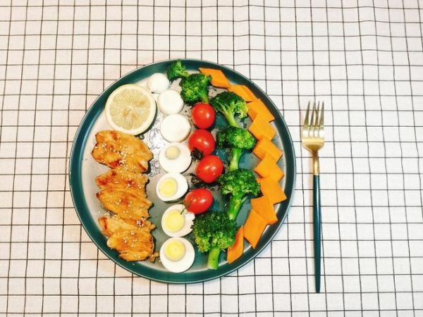减脂香煎鸡胸肉午餐的做法