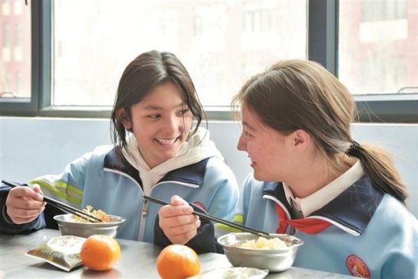 5月8日，三師圖木舒克市兩名中學(xué)生在學(xué)校食堂就餐。 黃斌 攝