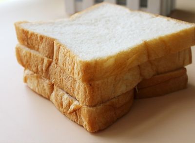 拒绝精制米面(白米饭、白面包、蛋糕)，它们消化快，容易导致血糖飙升，引发饥饿感