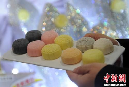 资料图：各式“冰皮月饼”。中新社记者 谭达明 摄