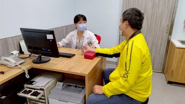 彰化秀傳醫(yī)院中醫(yī)師陳襄蕓提醒，夏天吹冷氣、喝冰飲解熱，要小心別落入「貪涼」的陷阱，對(duì)身體造成傷害。（秀傳醫(yī)院提供／葉靜美彰化傳真）
