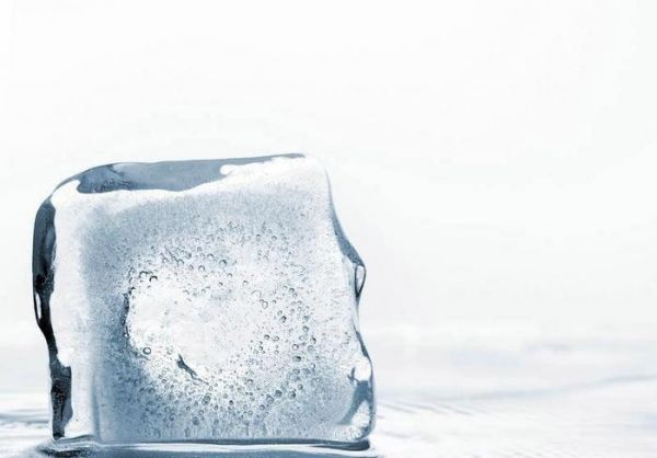 阿信帶你輕松學(xué)調(diào)酒——如何制作透明清澈的冰塊01雙沸法