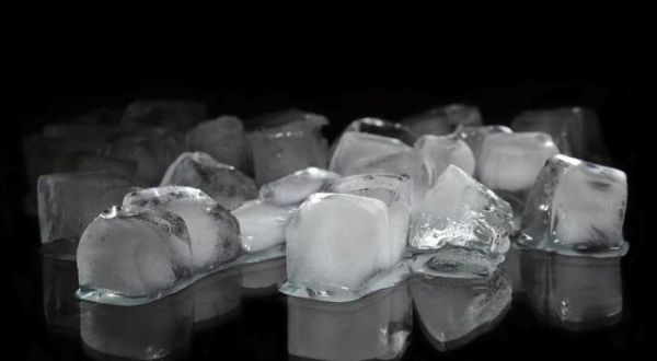 阿信帶你輕松學(xué)調(diào)酒——如何制作透明清澈的冰塊01雙沸法