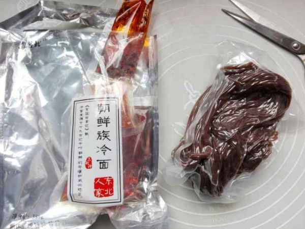 荞麦冷面夏天怎么少得了冷面呢?味道好吃,制作简单,你值得拥有